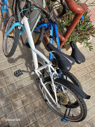 Bicicleta blanca y azul