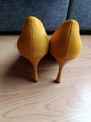 Zapatos tacón Zara mostaza talla 40