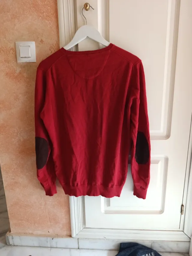 Jersey rojo con parches en codos