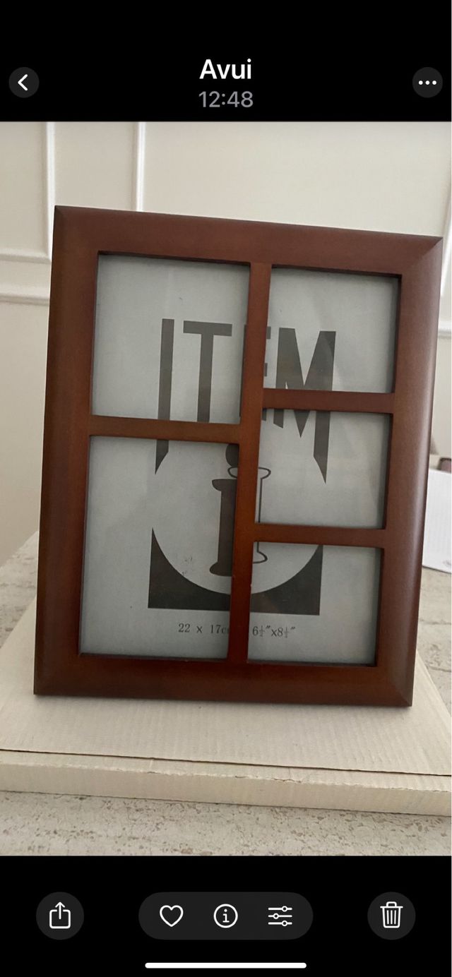 Marco de madera marrón para fotos