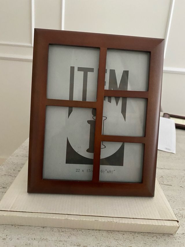 Marco de madera marrón para fotos