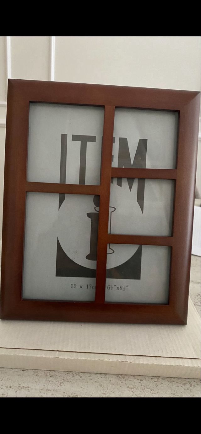Marco de madera marrón para fotos