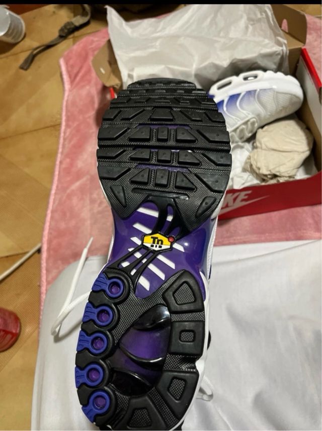 Nike TN Caja Roja y Blanca