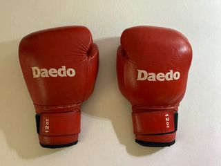 LOTE BOXEO: Saco 32KG Outshock + 2 Pares Guante