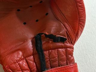 LOTE BOXEO: Saco 32KG Outshock + 2 Pares Guante