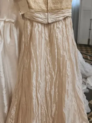 Traje de novia encaje beige con flecos