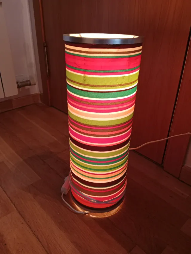 Lámpara de pie rayas tela y metal