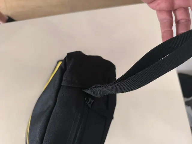 Bolso Adidas Negro y Amarillo
