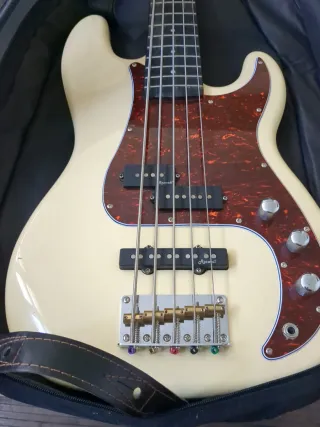Harley Benton Bajo 5 cuerdas Deluxe