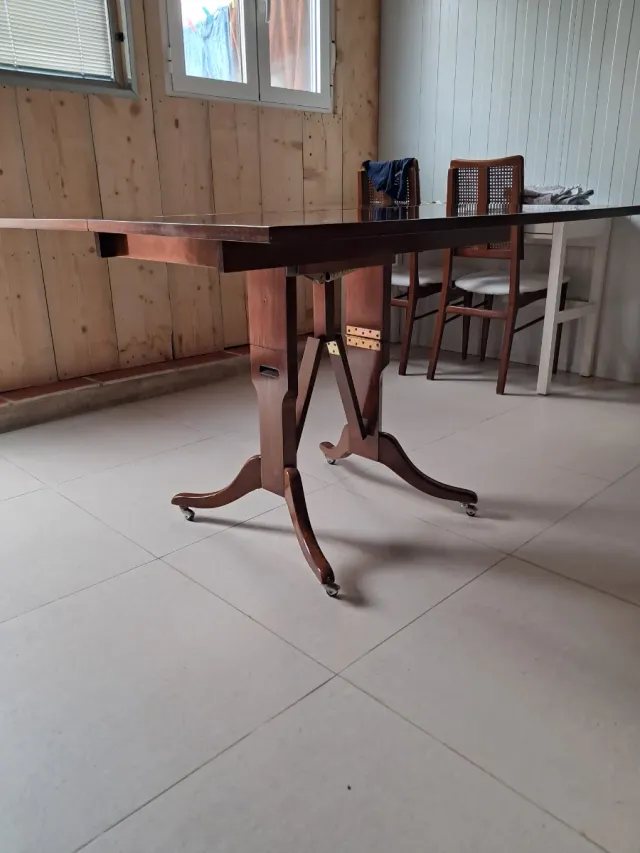 Mesa de comedor antigua de madera