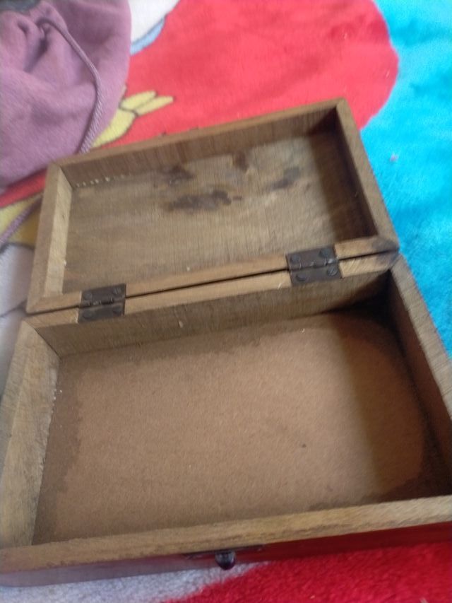 Caja de madera antigua tallada25×15×8