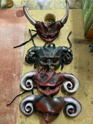 Maschere demoniache in pelle