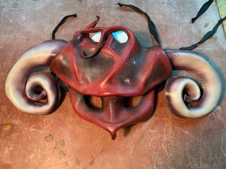 Maschere demoniache in pelle