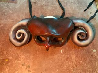 Maschere demoniache in pelle