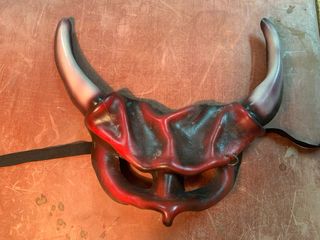 Maschere demoniache in pelle