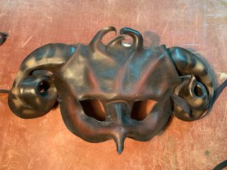 Maschere demoniache in pelle