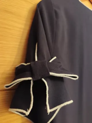 Vestido Zara azul con detalles blancos