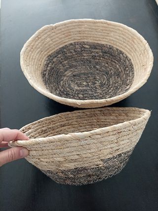 Cestas de mimbre beige y marrón