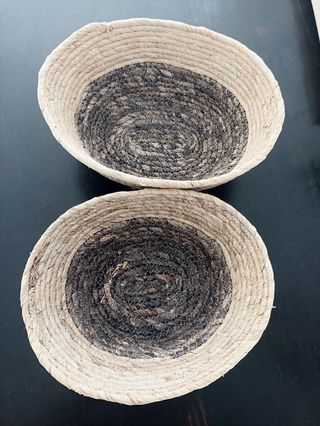 Cestas de mimbre beige y marrón