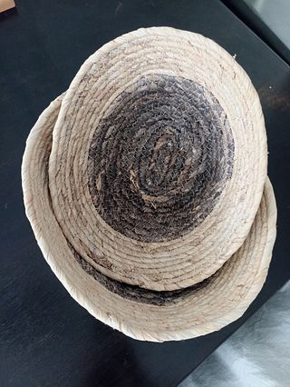 Cestas de mimbre beige y marrón