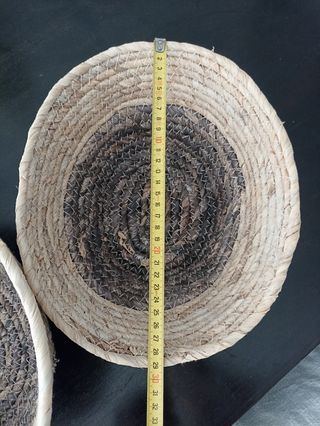 Cestas de mimbre beige y marrón