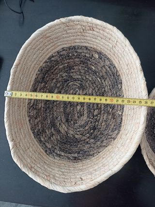 Cestas de mimbre beige y marrón