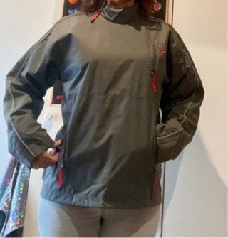 Cortavientos Nike Gris con Cremallera Roja