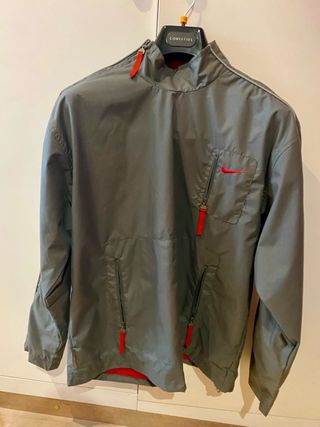Cortavientos Nike Gris con Cremallera Roja
