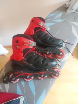 Patines en línea rojos y negros para niño