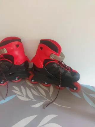 Patines en línea rojos y negros para niño