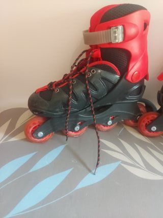 Patines en línea rojos y negros para niño