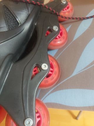 Patines en línea rojos y negros para niño