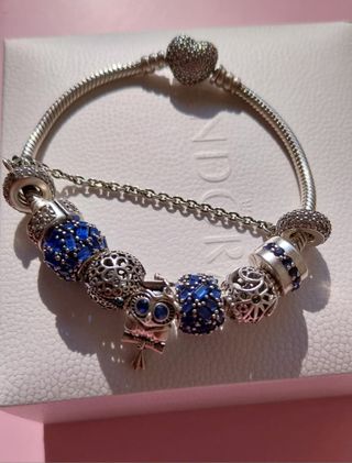 Pulsera Pandora con 7 charms y cadena seguridad. 