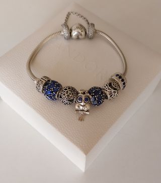 Pulsera Pandora con 7 charms y cadena seguridad. 