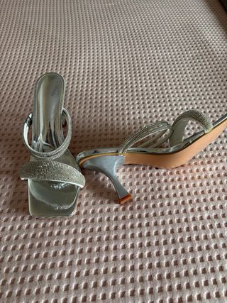 Sandalias tacón plateadas brillantes un solo uso