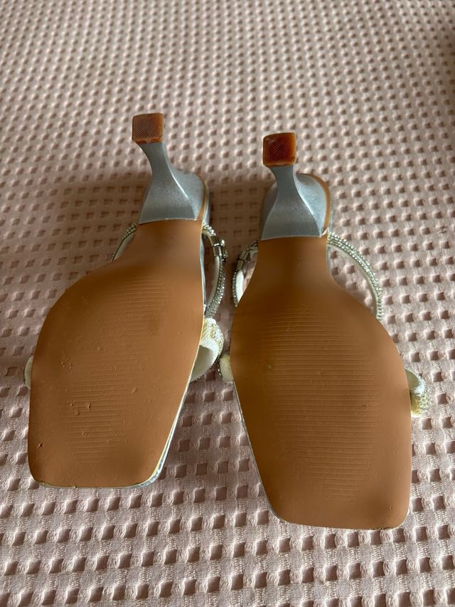 Sandalias tacón plateadas brillantes un solo uso