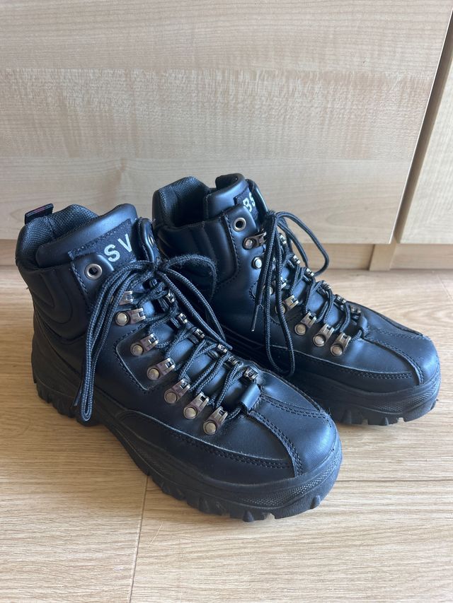 Botas negras con cordones