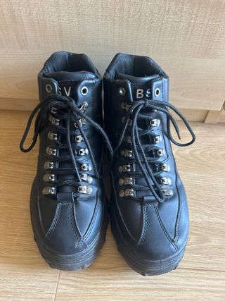 Botas negras con cordones