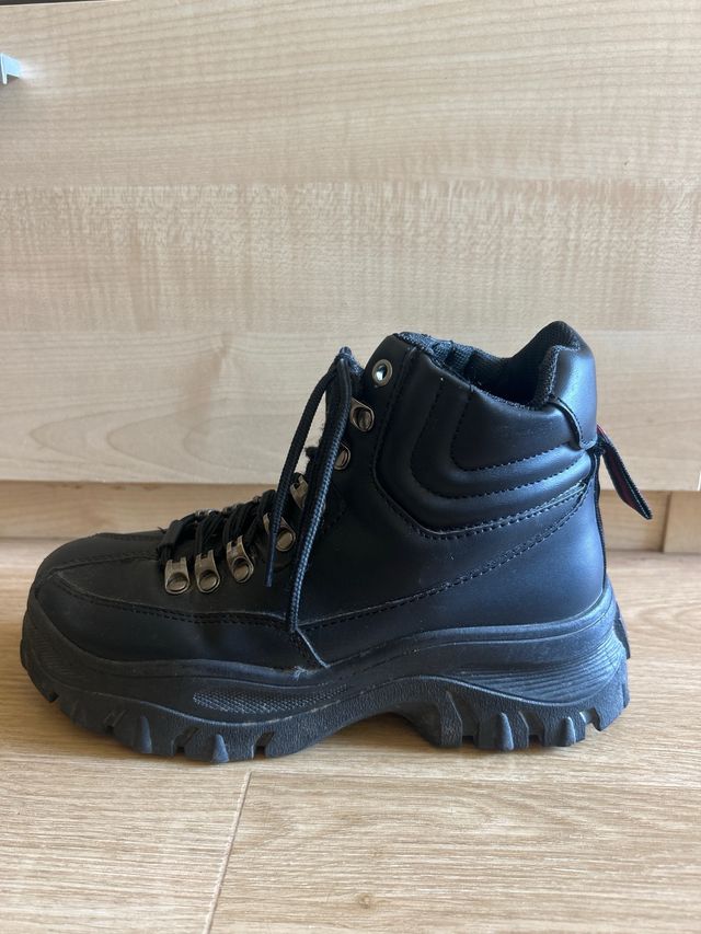 Botas negras con cordones