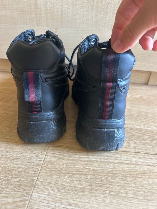 Botas negras con cordones