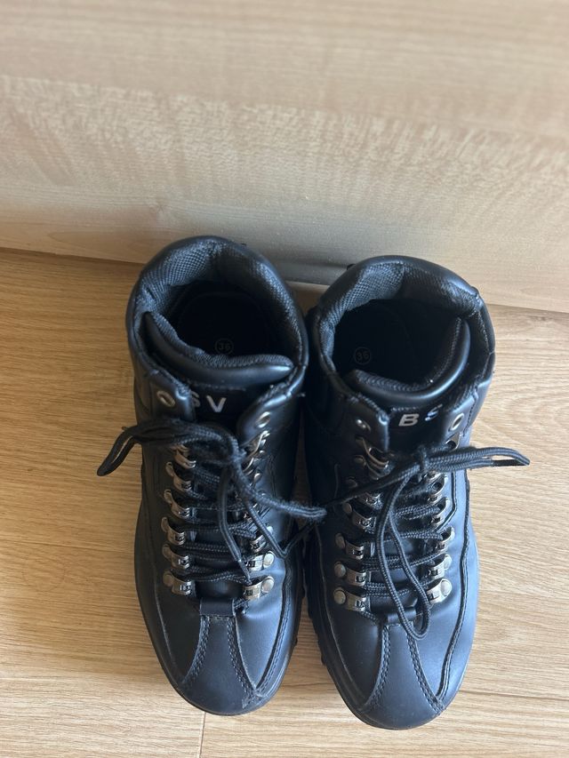 Botas negras con cordones