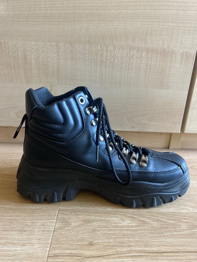 Botas negras con cordones