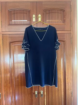 Vestido azul marino Zara con lazos en las mangas.