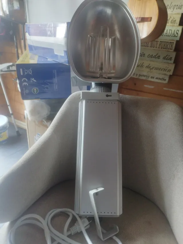 Foco de luz plateado y blanco hay 3 iguales