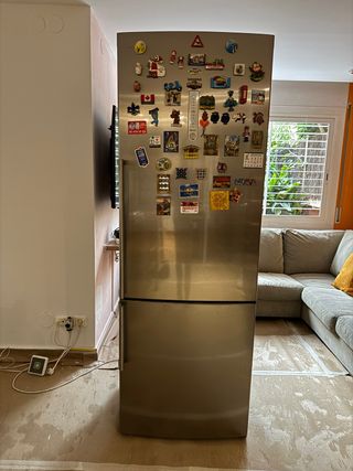 Nevera combi cromada Siemens.
