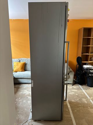 Nevera combi cromada Siemens.