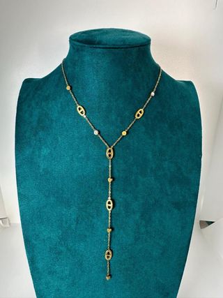 Collar Dorado con Colgantes Ovalados y Corazones