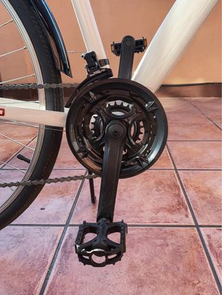 Bicicleta Moma Hybrid 28 Blanca de paseo trekking