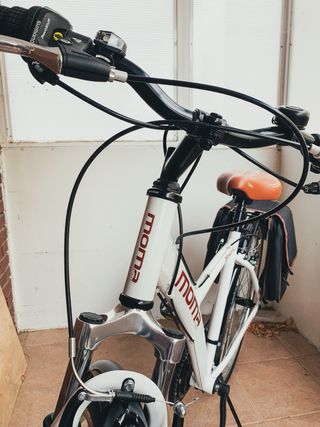 Bicicleta Moma Hybrid 28 Blanca de paseo trekking