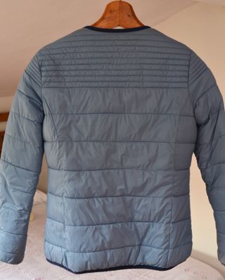 Plumífero azul acolchado